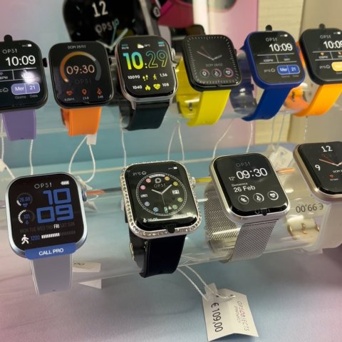?️OPS!SMART WATCH ?️ Wir haben neue Smartwatches in verschiedenen Farben und Designs. Sportlich und Elegant zugleich ✨...