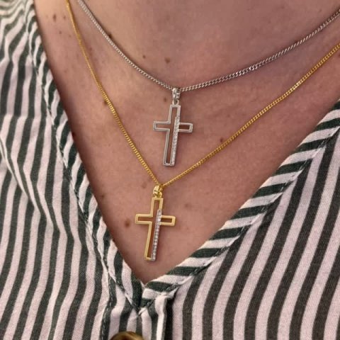 Ein bleibendes Zeichen des Glaubens ✨ Ein Kreuzanhänger aus Gold oder feinem Sterlingsilber ist mehr als nur ein Schmuck...