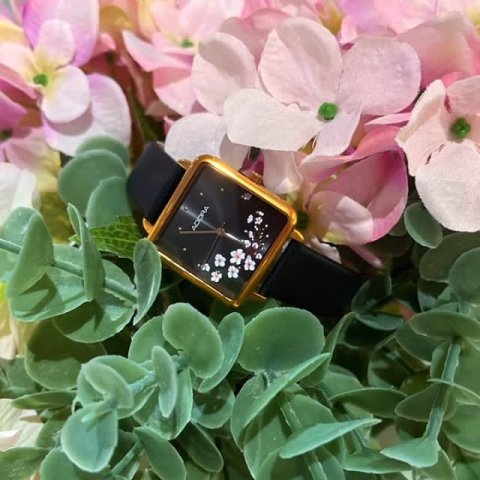 Mach diesen Sommer zu deinem schönsten Style-Moment! ✨ Die Adora Damenarmbanduhren bringen frischen Wind in dein Outfit ...