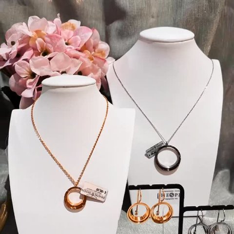 Entdecke die pure Eleganz: Die Ketten, Ringe und Ohrringe von @ernstes_design stehen für stilvolle Zurückhaltung und höc...