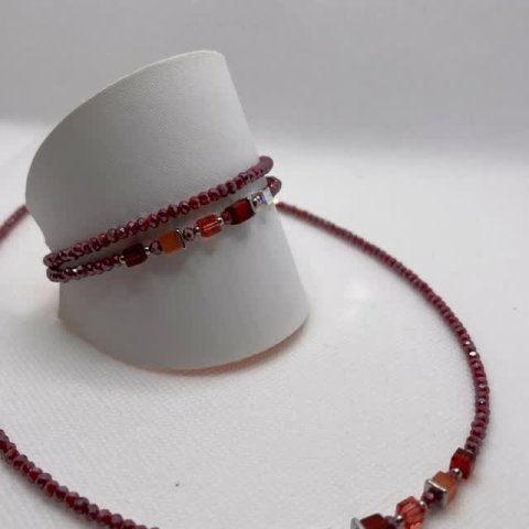 ? Ketten und Armbänder von Coeur de Lion – in edlem Dunkelrot, zartem Rosa und frischem Hellblau.? Für deine ganz pers...
