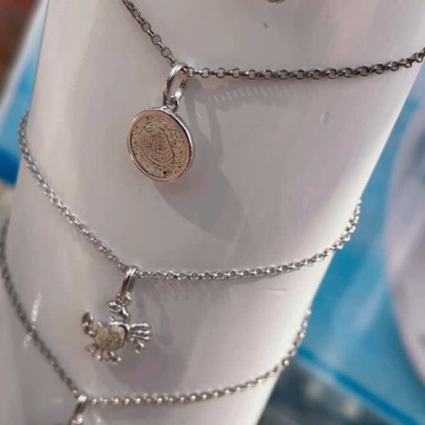 Letzte Sonnenstrahlen, salzige Haut und Erinnerungen, die bleiben ? Mit den Schmuckstücken von @durschmuck trägst Du ei...