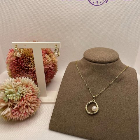 Entdecke unsere neuesten Schmuckstücke aus edlem Sterlingsilber und elegant vergoldeten Designs – zeitlos schön, modern ...
