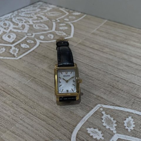 ✨ Eleganz in zeitlosem Design ✨ Diese edle Bulova-Uhr vereint klassische Schönheit mit moderner Raffinesse. Das rechteck...