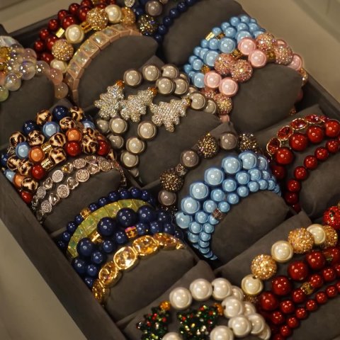 Die brandneuen Magic Pearl Armbänder, direkt nach unserem Workshop bei uns im Laden eingetroffen!Perfekt farblich abgest...