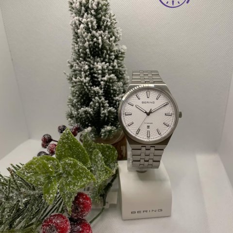 Minimalistisch, elegant und unglaublich leicht! ✨ Diese wunderschöne Bering Titanium Uhr vereint skandinavisches Design ...