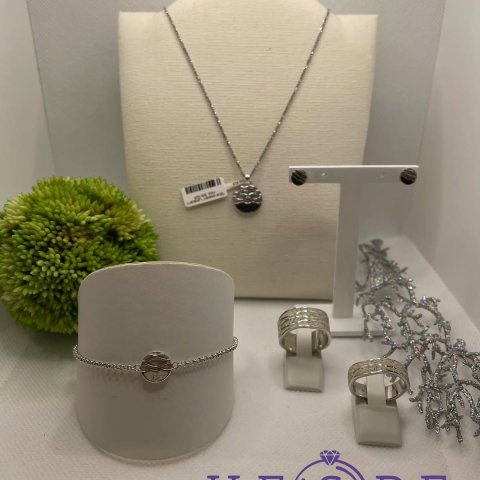 Dieser edle Schmuck von @durschmuck verbindet modernes Design mit klarer, natürlicher Ästhetik. ?Die fein gearbeiteten ...