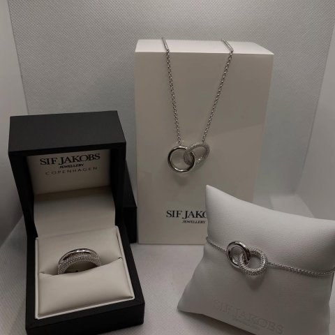 ✨ Eleganz von Sif Jakobs ✨ Kette, Armband und Ring vereinen skandinavisches Design mit zeitloser Schönheit. Funkelnde De...