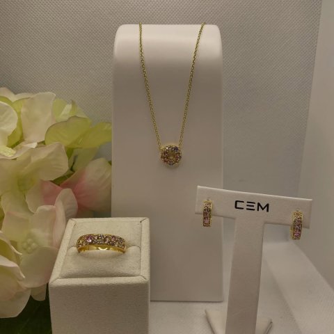 Dieses harmonische Schmuckset vereint zeitlose Schönheit mit einem Hauch von Farbe. ? Die feine Kette mit rundem Anhäng...