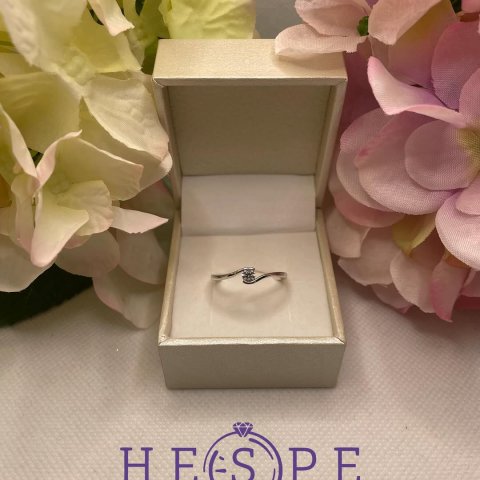 Ein Ring, der den Moment trägt. Unsere Verlobungsringe in Spannfassung lassen den Diamanten scheinbar schweben 