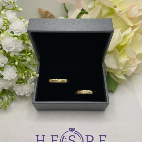 Wenn aus „Ich“ und „Du“ ein „Wir“ wird, beginnt ein neues Kapitel. Die goldenen Trauringe von Breuning verbinden moderne...