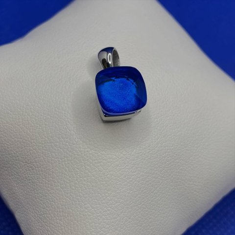Wie ein Blick über das offene Meer ? Blauer Schmuck bringt Frische, Klarheit und dieses besondere Gefühl von Weite in j...