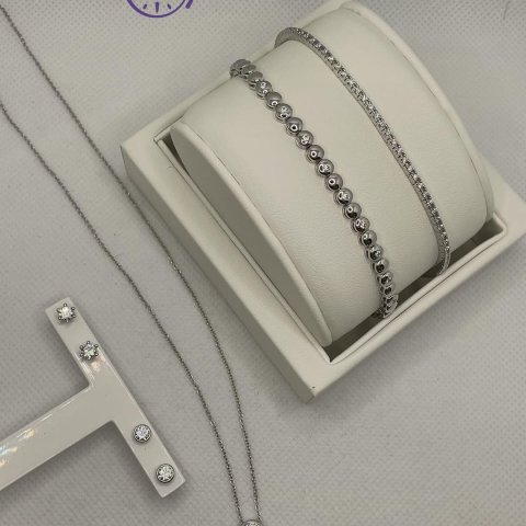 Feines Weißgold trifft auf funkelnde Brillanten – zart, edel und voller Strahlkraft. Ob filigranes Armband, dezente Ohrs...