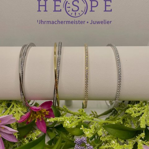 Minimalistisch. Stark. Zeitlos. ✨ Edelstahl-Armreifen sind die perfekten Begleiter für jeden Tag – clean im Design, lang...