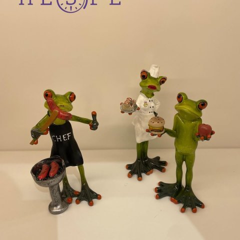 Klein, charmant und voller Persönlichkeit ?✨ Unsere Deko-Frösche von Formano bringen garantiert ein Lächeln ins Gesicht...