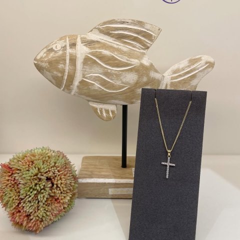 Ein besonderes Symbol für einen besonderen Tag ✨ Diese Silber vergoldeten Kreuzketten sind mehr als nur Schmuck 