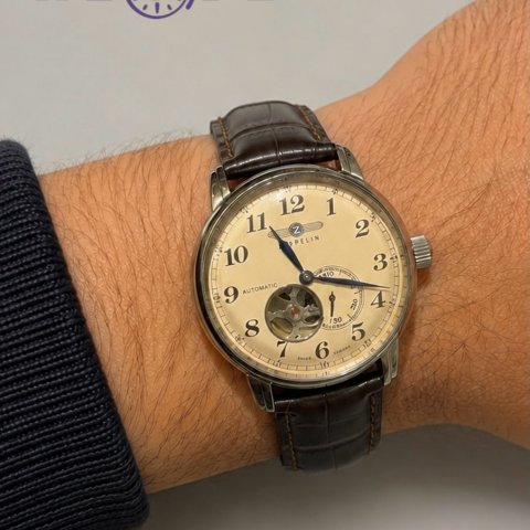 Zeitlose Eleganz trifft auf echte Uhrmacherkunst ⌚✨ Diese automatische Zeppelin Uhr überzeugt mit ihrem klassischen Desi...