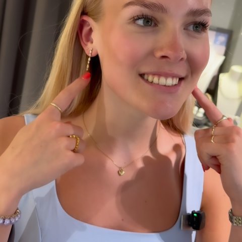 Funkeln im Job ✨ Das Team zeigt seine heutigen Schmuck Styles ? welcher Look gefällt euch am besten? ? #juwelier_hespe...