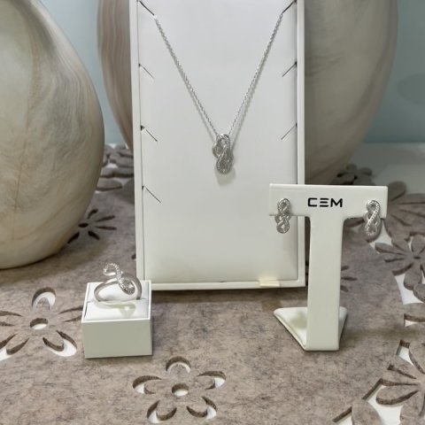 ✨ Neu bei uns eingetroffen! ✨ Wir haben wieder ausgepackt – und dieses Mal sind wunderschöne Ketten, Armbänder und Ohrst...