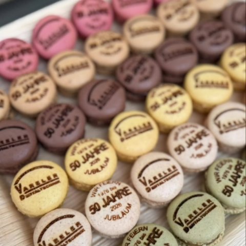 ✨ Gravieren? Können wir. Sogar auf Macarons! ✨ Mit unserem Laser gravieren wir längst nicht nur Besteck, Schmuck, Uhren ...
