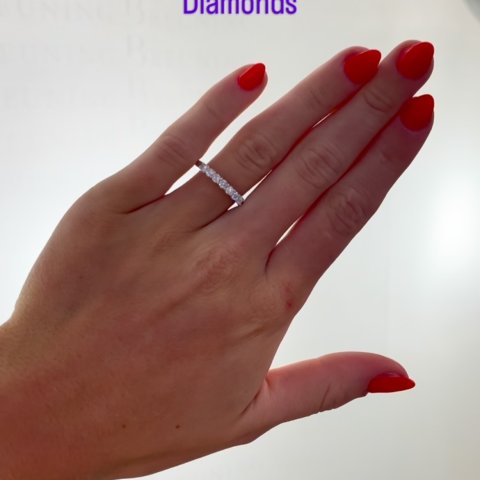 ? Für einen ganz besonderen Moment. ? Neu bei uns: wunderschöne Verlobungsringe mit Lab-Grown Diamonds – in Silber und...
